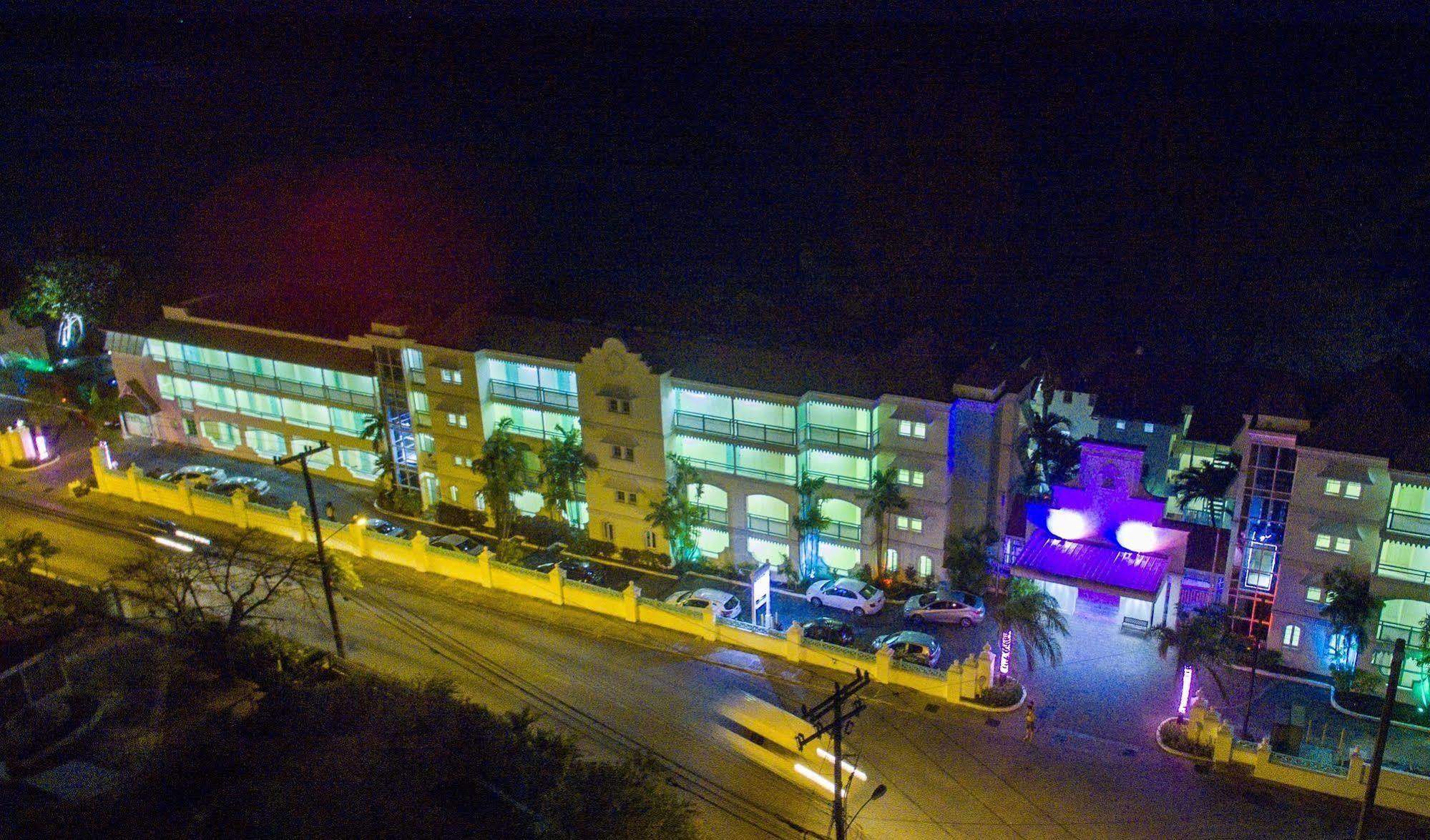 بريدج تاون Coral Mist Beach Hotel المظهر الخارجي الصورة